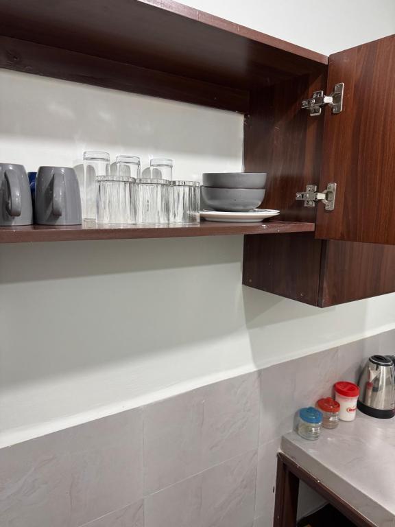 Kuchyň nebo kuchyňský kout v ubytování Queens Stay Apartment