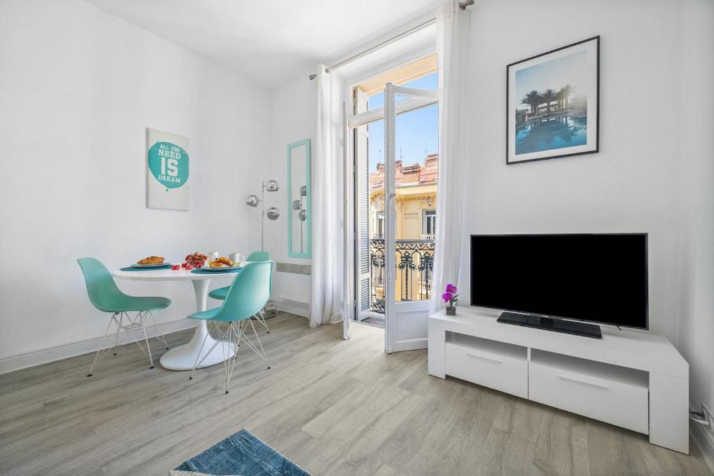 TV a/nebo společenská místnost v ubytování LAstoria - au coeur du Centre-Ville Bord de Mer