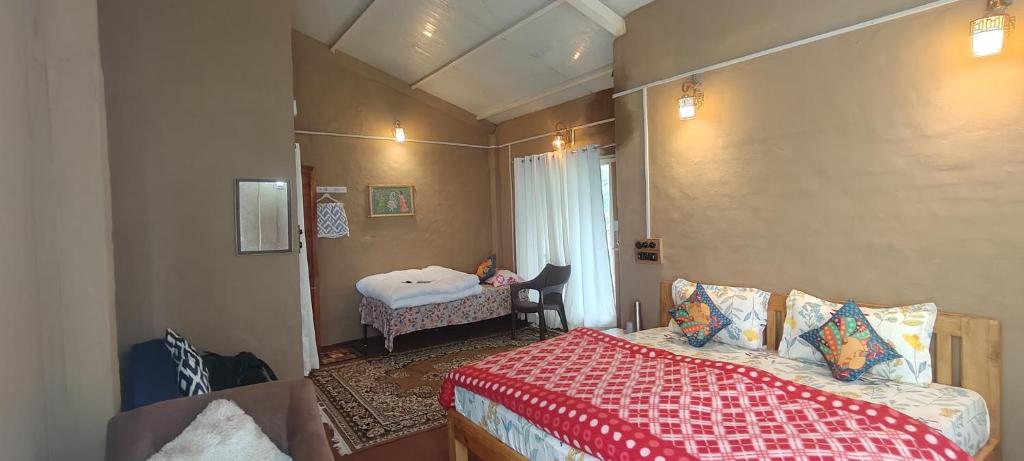 En eller flere senge i et værelse på Lumoro Villa Mukteshwar