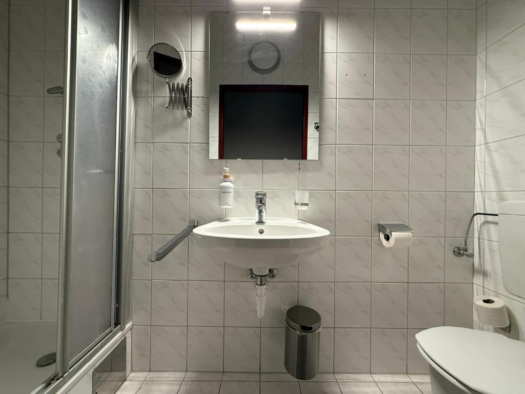 Bright rooms by Schönbrunn, next to U6 Niederhofstraße - Resim 17