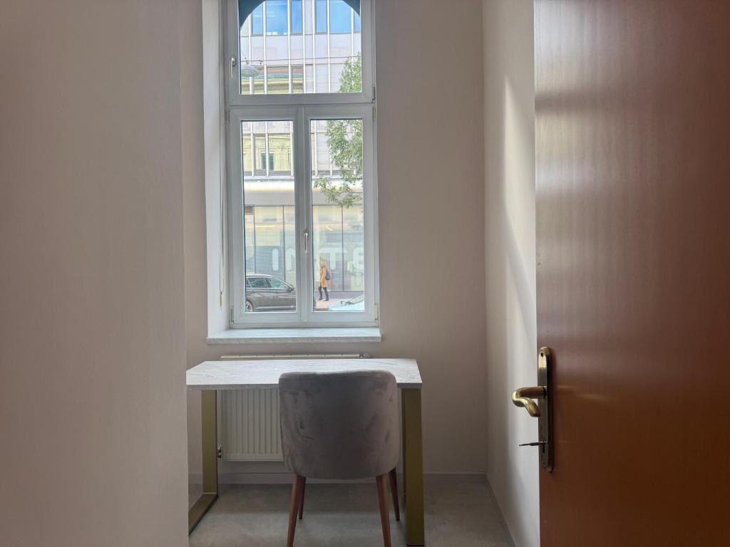 Bright rooms by Schönbrunn, next to U6 Niederhofstraße - Resim 22