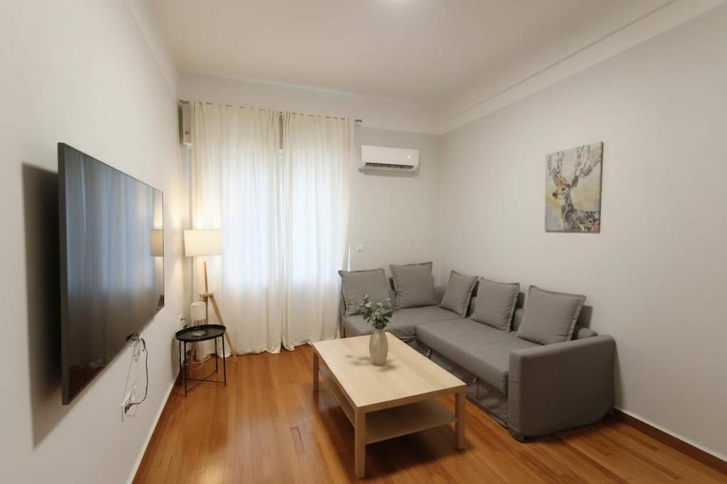 Kolonaki Corner -- Bright 2-Bed close to Metro