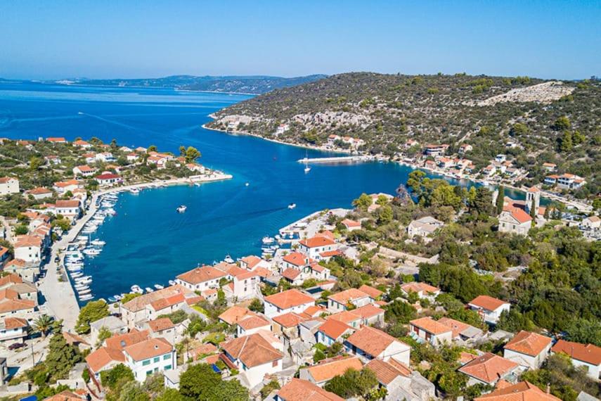 an aerial view of a town with a harbor at Apartmani Aurelia in Veliki Drvenik