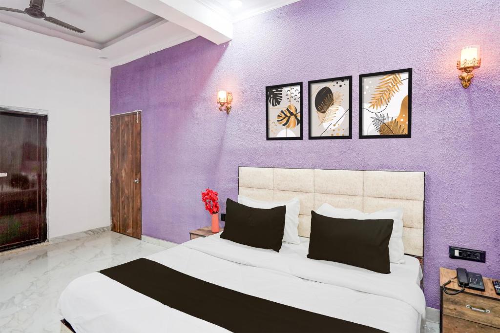 Ένα ή περισσότερα κρεβάτια σε δωμάτιο στο Collection O Shandilya Grand Residency