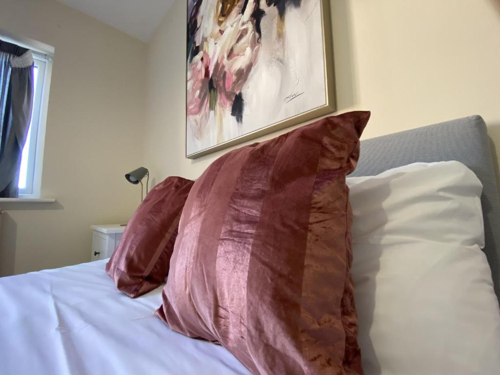 En eller flere senge i et værelse på Burnham-Slough Spacious Six Bedroom House