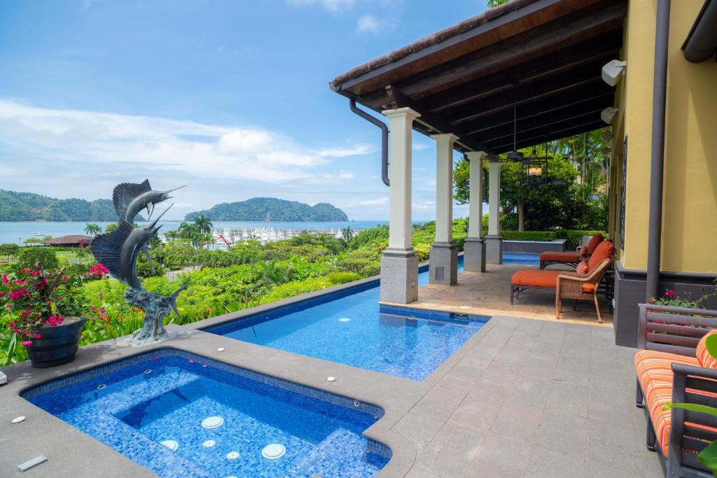 una casa con piscina y patio en Villa Angel 4 bdr Ocean View pool in Los Suenos, en Isla Herradura