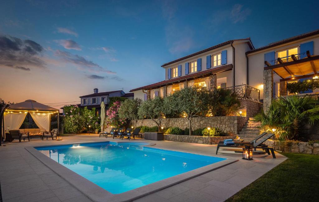 una piscina frente a una casa en Villa Mia, en Sveti Ivan Dobrinjski