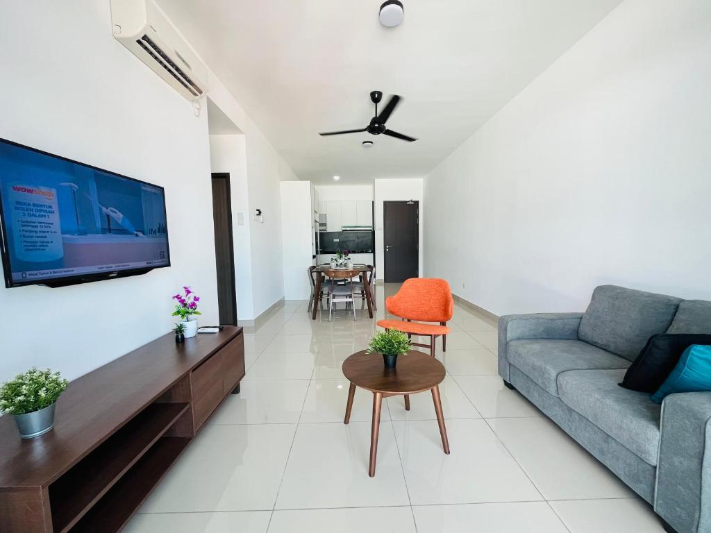 Posezení v ubytování Desaru Utama Residence by Book My Stay