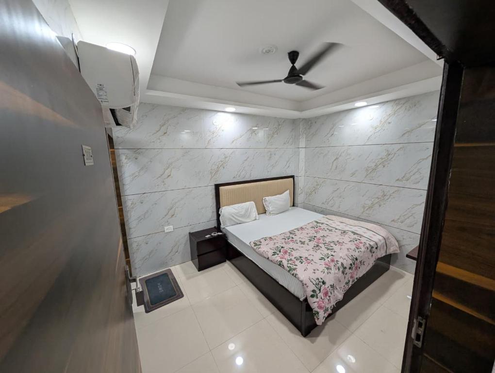 Postel nebo postele na pokoji v ubytování Happy In- Laxmi Nagar