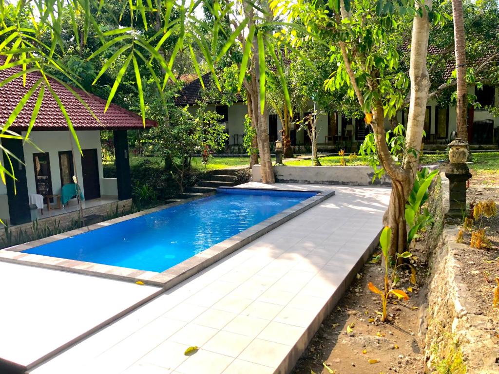 una piscina en el patio de una villa en Bintang Hostel and Homestay, en Nusa Penida