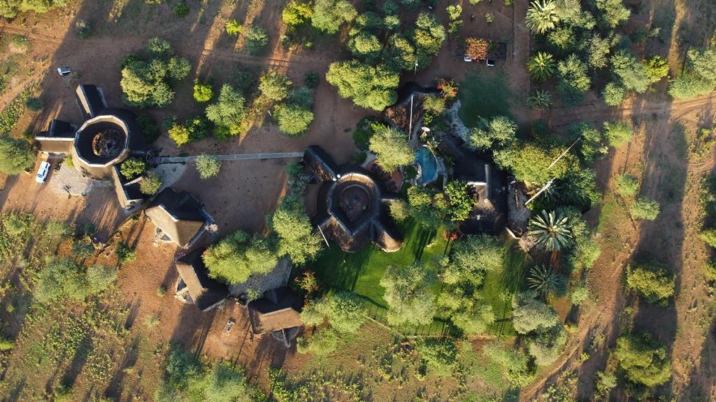Luftaufnahme eines Parks mit Bäumen in der Unterkunft Kalahari Bush Breaks Lodge in Buitepos
