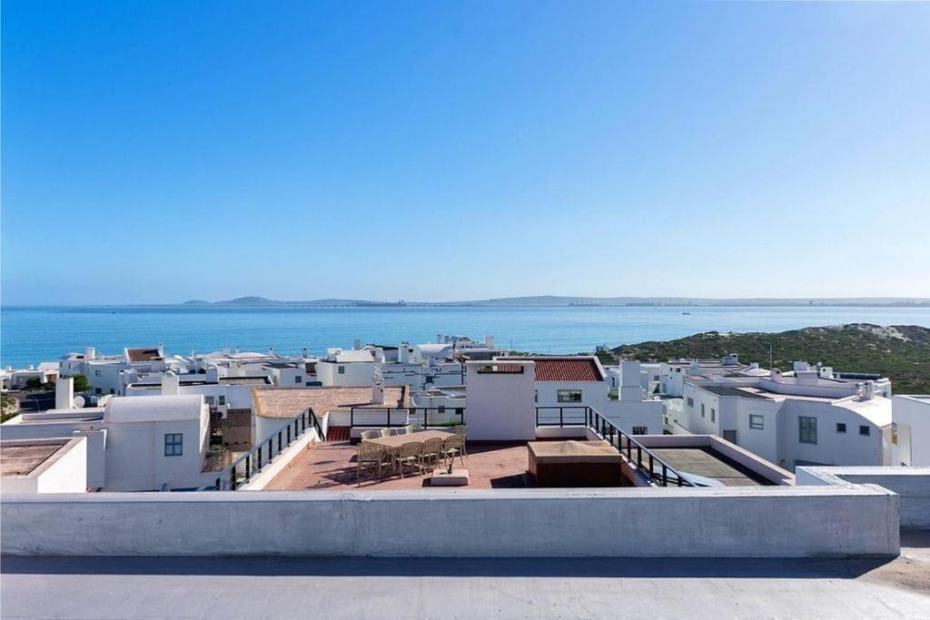 una vista de un grupo de edificios blancos y del océano en Villa Boheme, Panoramic Lagoon Views, 10 Sleeper, en Langebaan