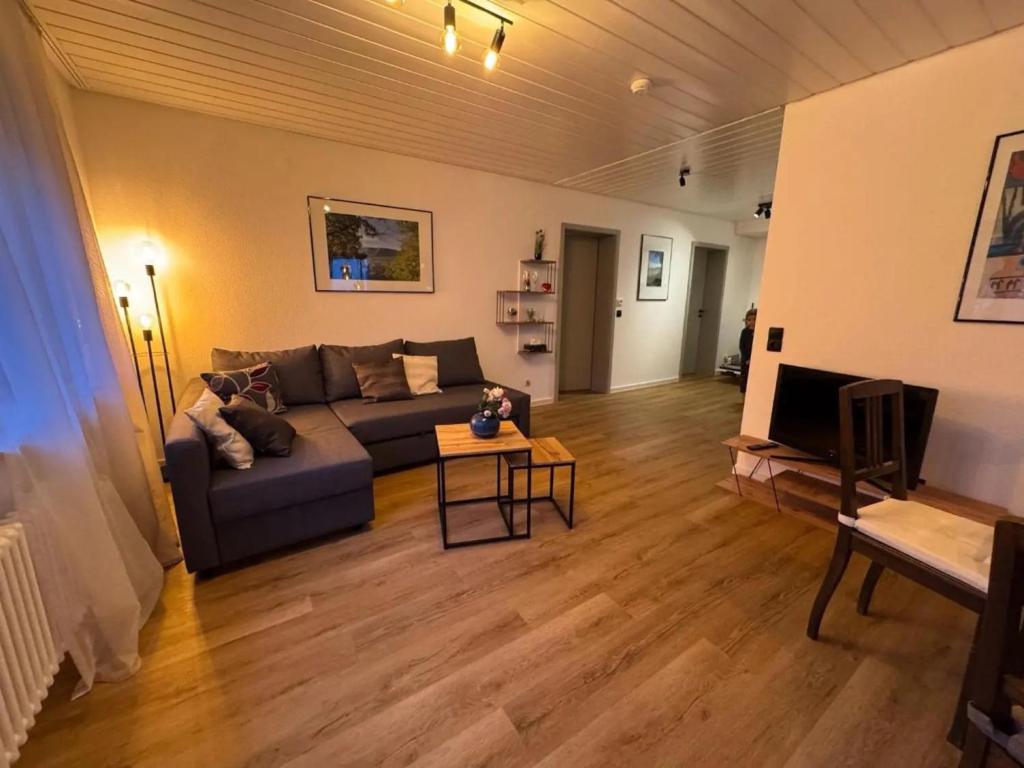 un salon avec un canapé et une table dans l'établissement Ermstalsuite nähe Metzingen Outlet, à Dettingen an der Erms