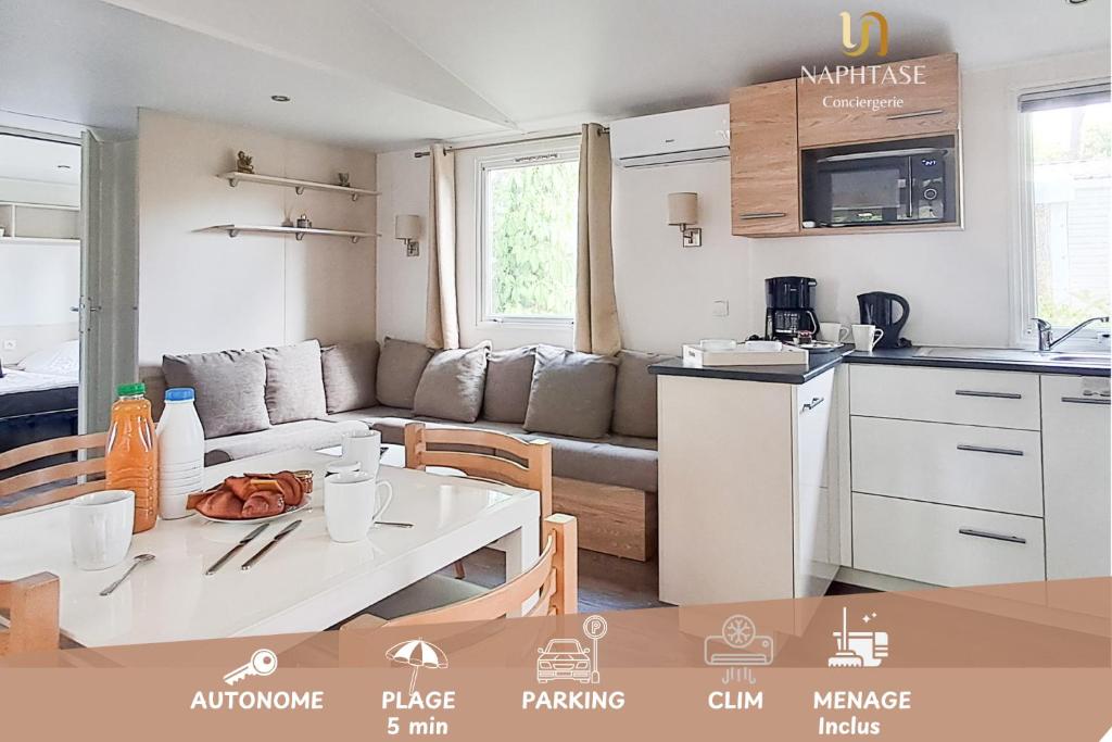 eine Küche und ein Wohnzimmer mit einem Sofa und einem Tisch in der Unterkunft Naphtase MH01S Le Refuge des Pins in Saint-Jean-de-Monts