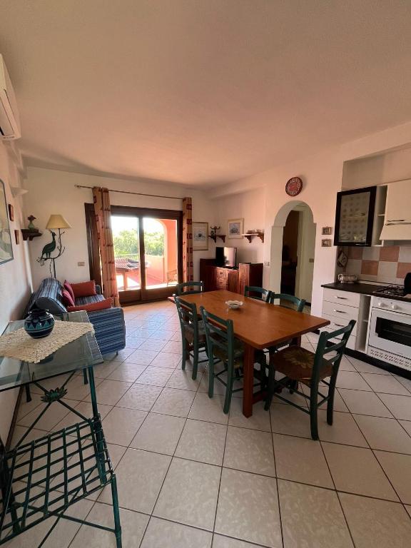 a kitchen and dining room with a table and chairs at Le Canne - Appartamento "Sole" in San Teodoro