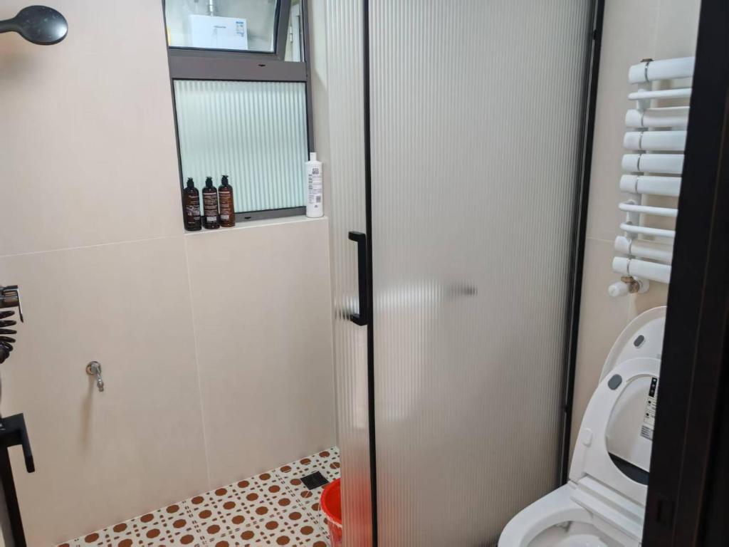 a bathroom with a toilet and a mirror at Fenghe Cottage 