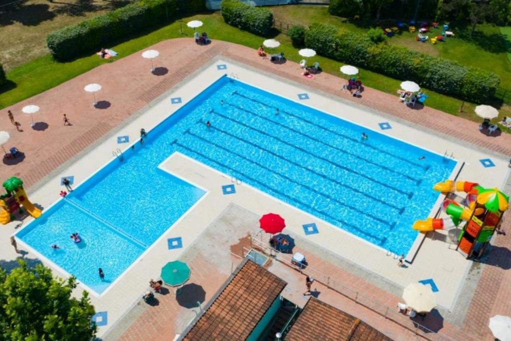 an overhead view of a large swimming pool at Ferienpark Cesenatico Mobilehome Orione für 5 Personen in Zadina Pineta