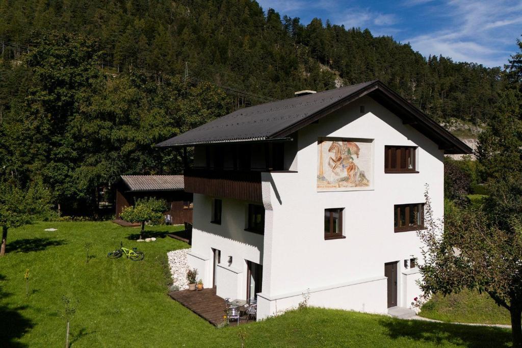 a house with a painting on the side of it at Tilli´s Garten in Scharnitz
