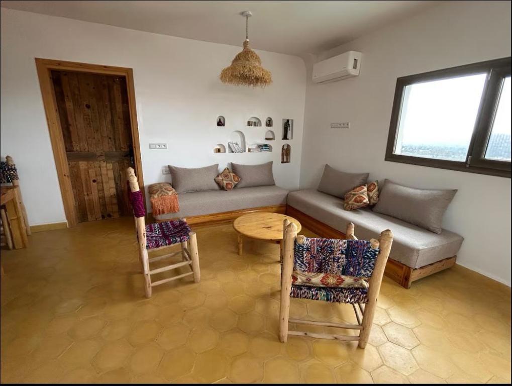 Posezení v ubytování Villa privée 1er étage en location avec piscine et jardin