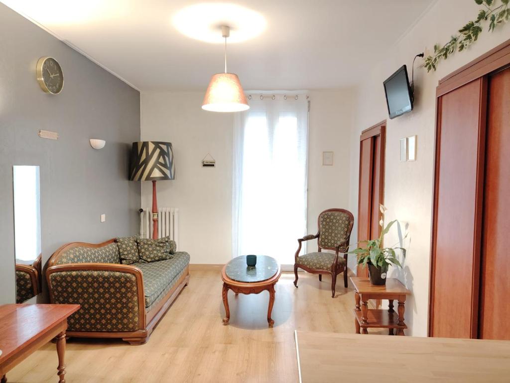 Μια τηλεόραση ή/και κέντρο ψυχαγωγίας στο Appart'Hôtel Le Combes
