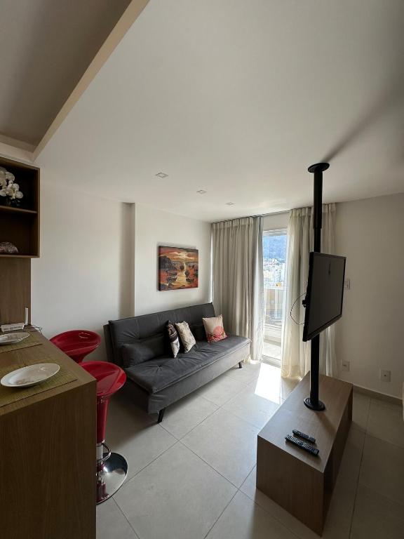 a living room with a couch and a television at Apartamento lindo diamond 915 independência in Juiz de Fora
