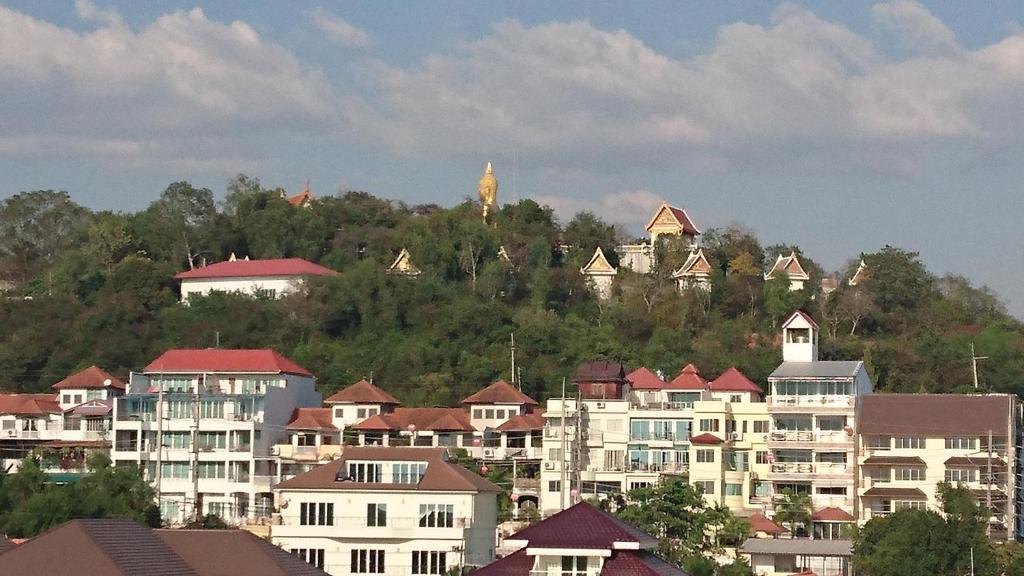 Nespecifikovaný výhled na destinaci Pattaya South nebo výhled na město při pohledu z apartmánu