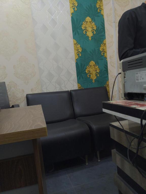 Posezení v ubytování Luxury Studio Apartment Couple Friendly in Johar Town