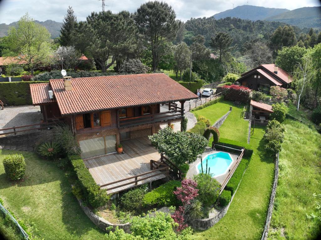 eine Luftaufnahme eines Hauses mit Swimmingpool in der Unterkunft Chalé do Pinheiro in Vila Nova de Cerveira