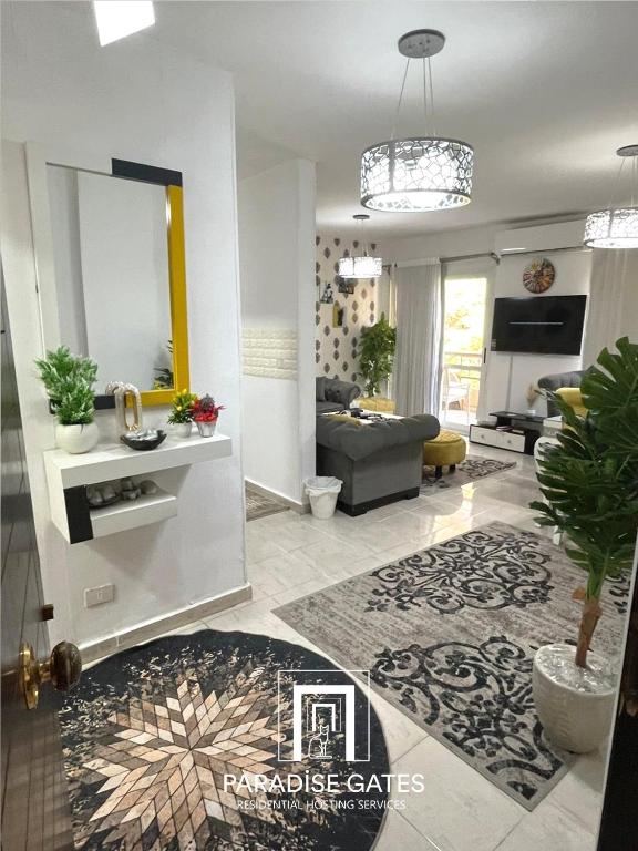 un salon avec un canapé et un miroir dans l'établissement Paradise Gates Madinaty, à Madinaty