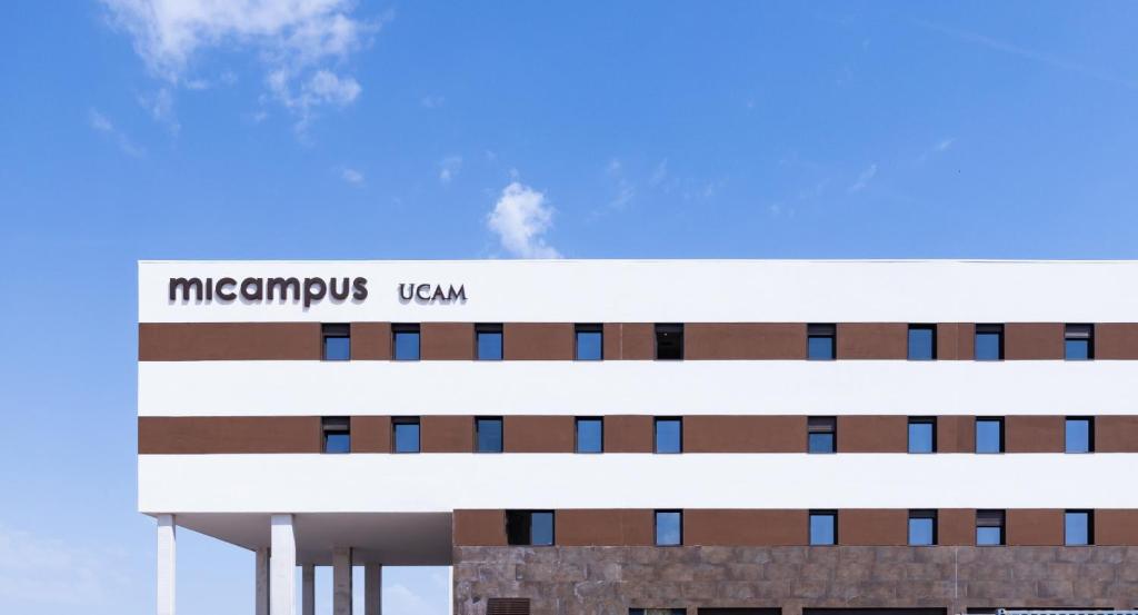 Un edificio con un cartel en la parte superior. en Residencia Universitaria micampus Murcia, en La Ñora