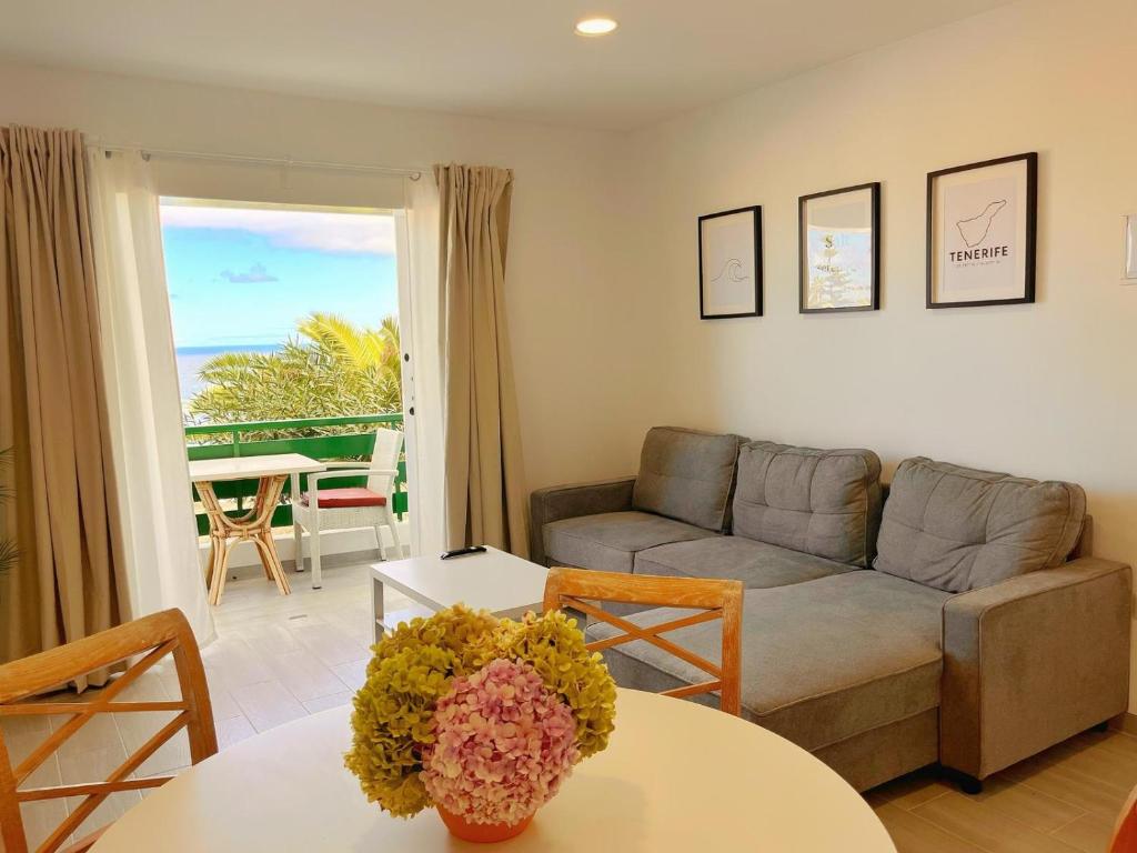 Χώρος καθιστικού στο Salt & Serenade Modern Ocean View Apartment with Pool in Bajamar