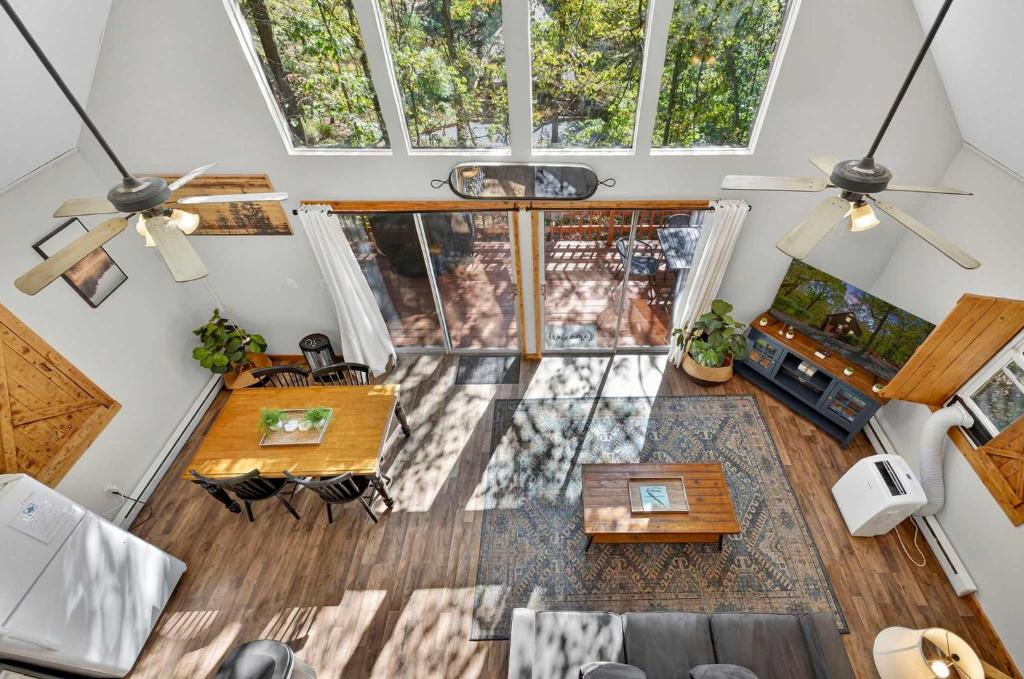vista sul soffitto di un soggiorno con tavolo di Quiet Loft Chalet near Bryce w Hot Tub & Fire Pit a Basye