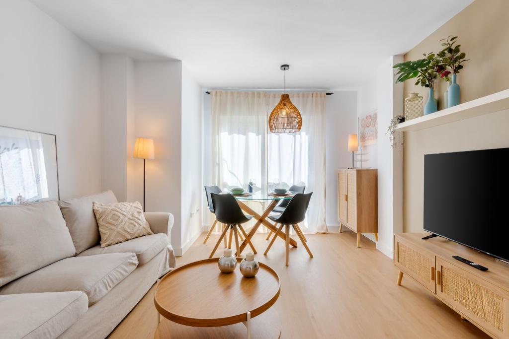 WintowinRentals Modern Apartment with Private Indoor Patio in Málaga