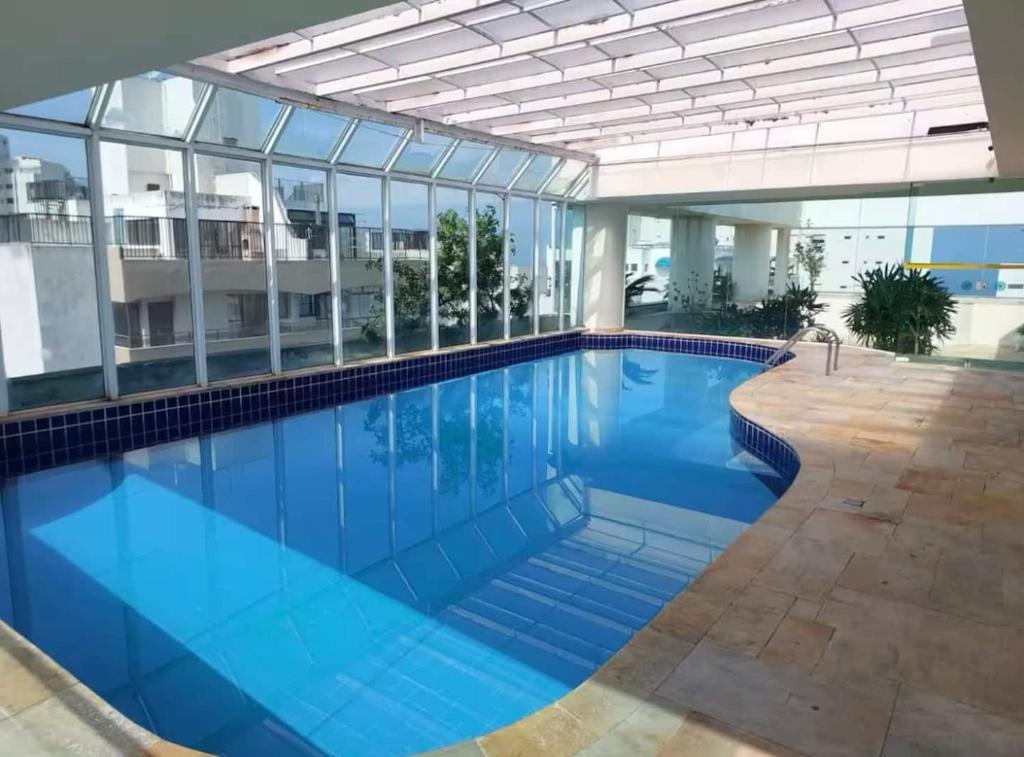 Bazén v ubytování Apartamento em Pitangueiras - Four Seasons Guarujá nebo v jeho okolí