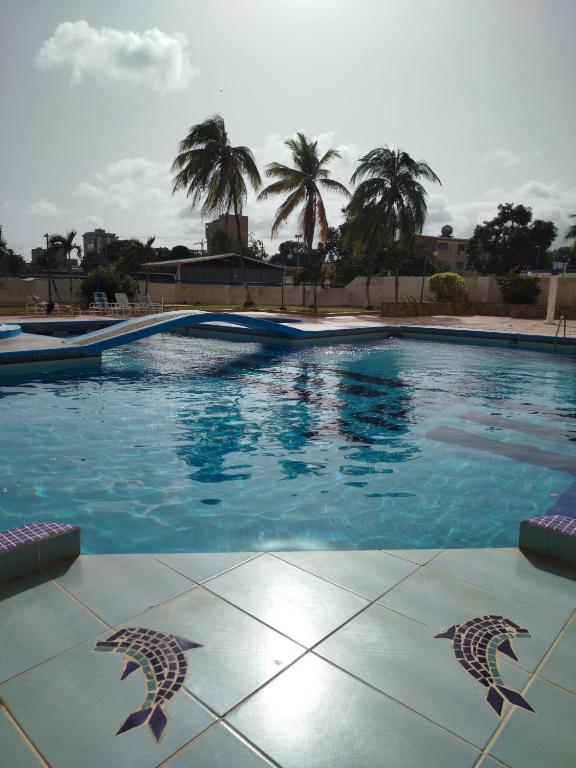 - une piscine avec deux dauphins peints sur elle dans l'établissement Ocean view two bedroom, 