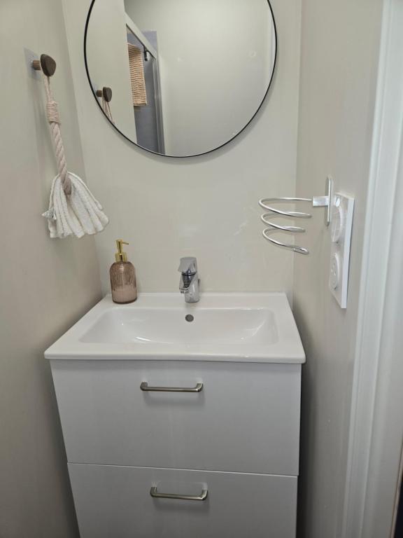 Koupelna v ubytování Le Sablésien 4 personnes,salon et cuisine entre centre ville et gare