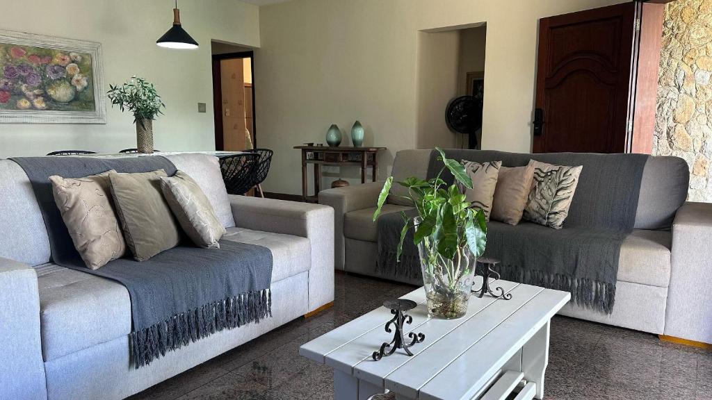 a living room with two couches and a coffee table at Recanto Amana – Casa Completa no Centro de SJBV in São João da Boa Vista