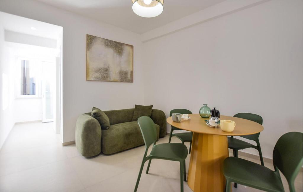 ein Wohnzimmer mit Tisch und Couch in der Unterkunft Stunning Apartment In Santa Maria Di Castellabate in Santa Maria di Castellabate