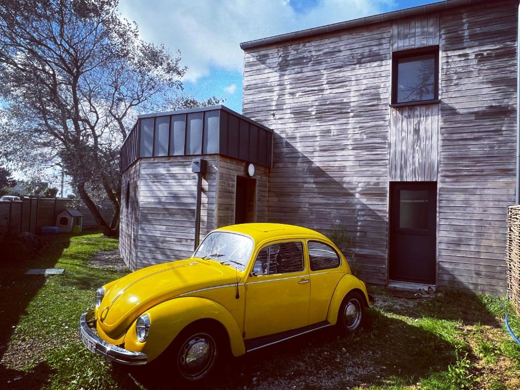 a yellow car parked in front of a building at La Villa Case-Bi in Saint-Germain-sur-Ay
