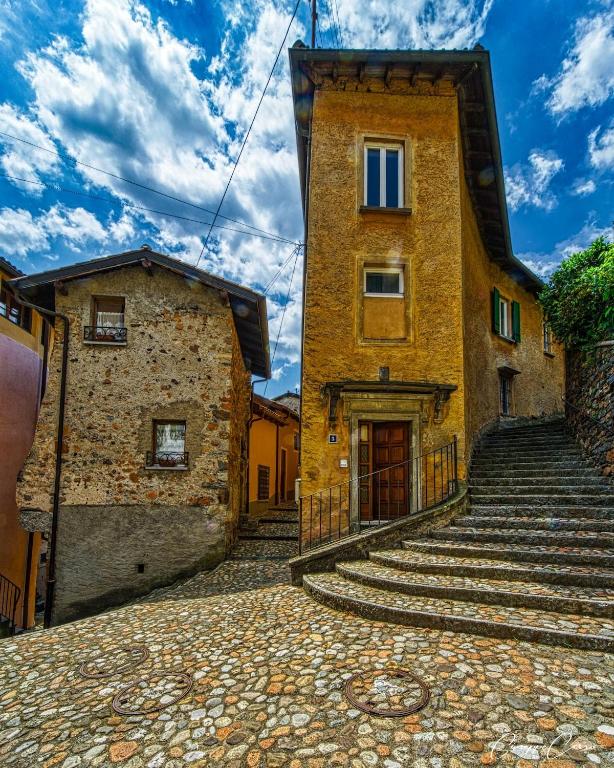 ceglany budynek ze schodami przed nim w obiekcie Casa indipendente con vista lago nel cuore di Morcote w mieście Morcote