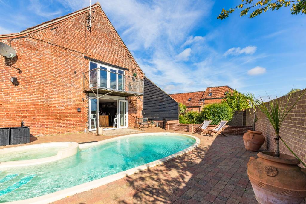 Swimmingpoolen hos eller tæt på Hobland Barns by Leap Escapes