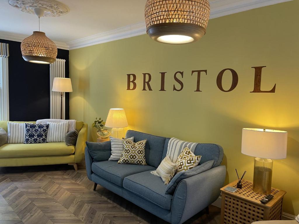 Ruang duduk di Bristol townhouse with harbour views. Sleeps 7