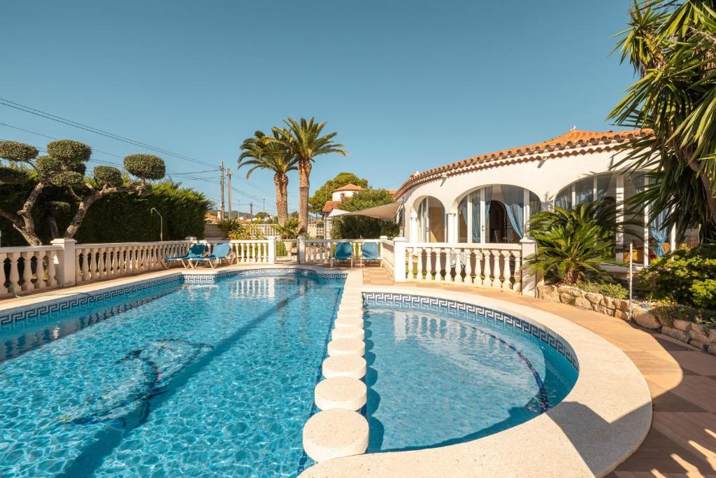 una piscina davanti a una casa di Paradise a Miami Platja