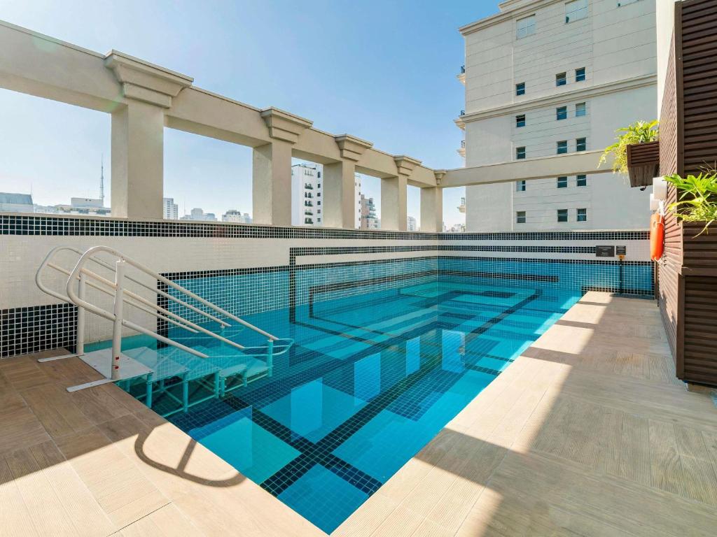 Бассейн в Novotel SP Jardins или поблизости
