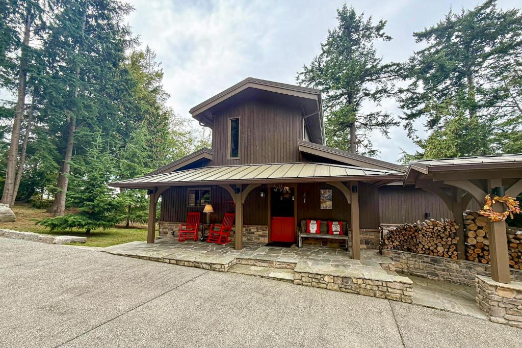 una casa con un edificio con molti tronchi di The Nest on Guemes ad Anacortes