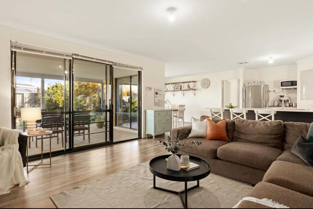 West SwanにあるModern Family Retreat in the Heart of Brabhamのソファとテーブルのあるリビングルーム