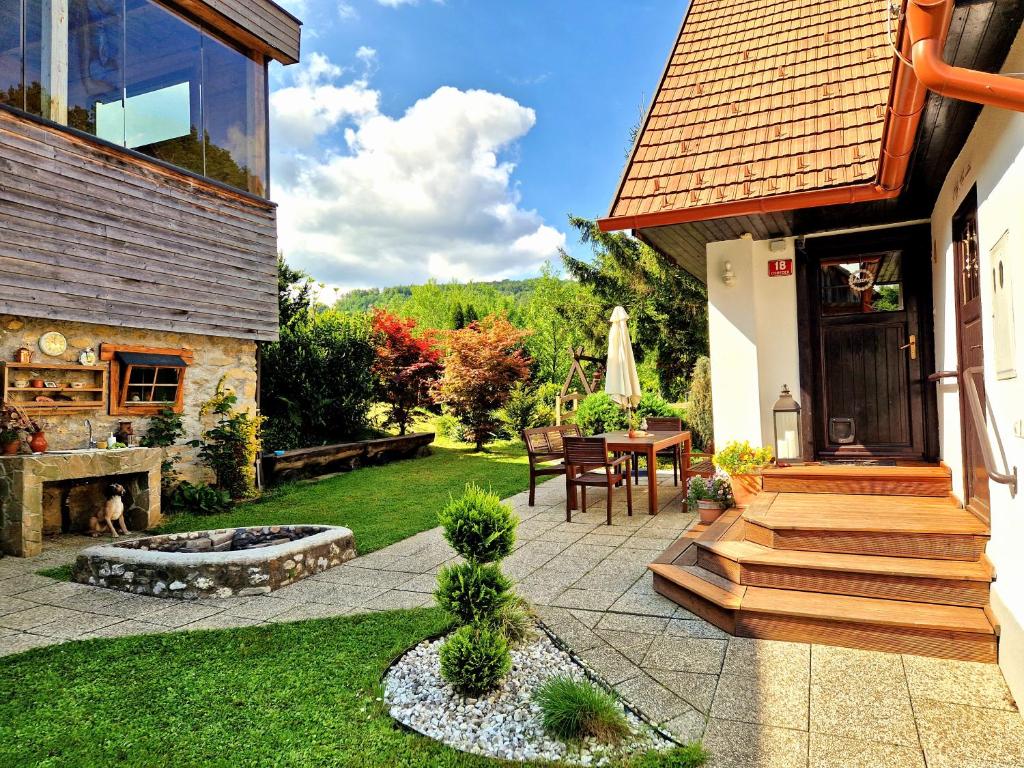 Casa con patio con mesa y chimenea en Atelje Mlin Umetnin Retreat, en Šentjur