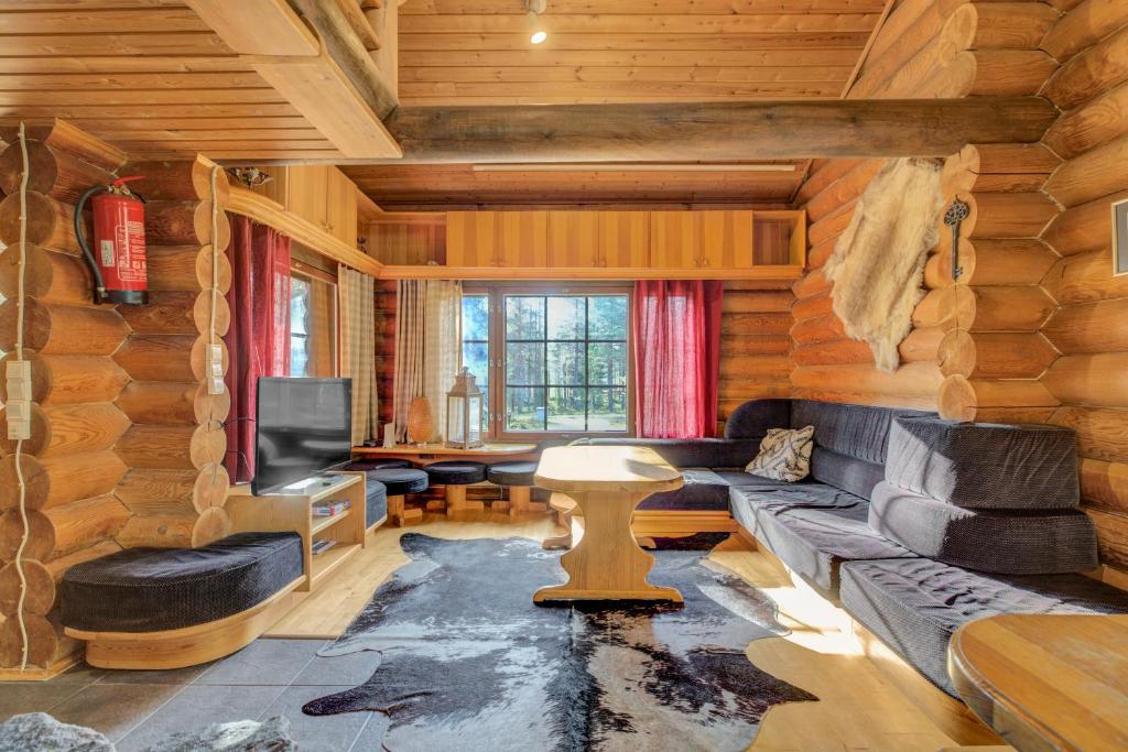 พื้นที่นั่งเล่นของ Laavu 15 Original Log Cabin with Sauna