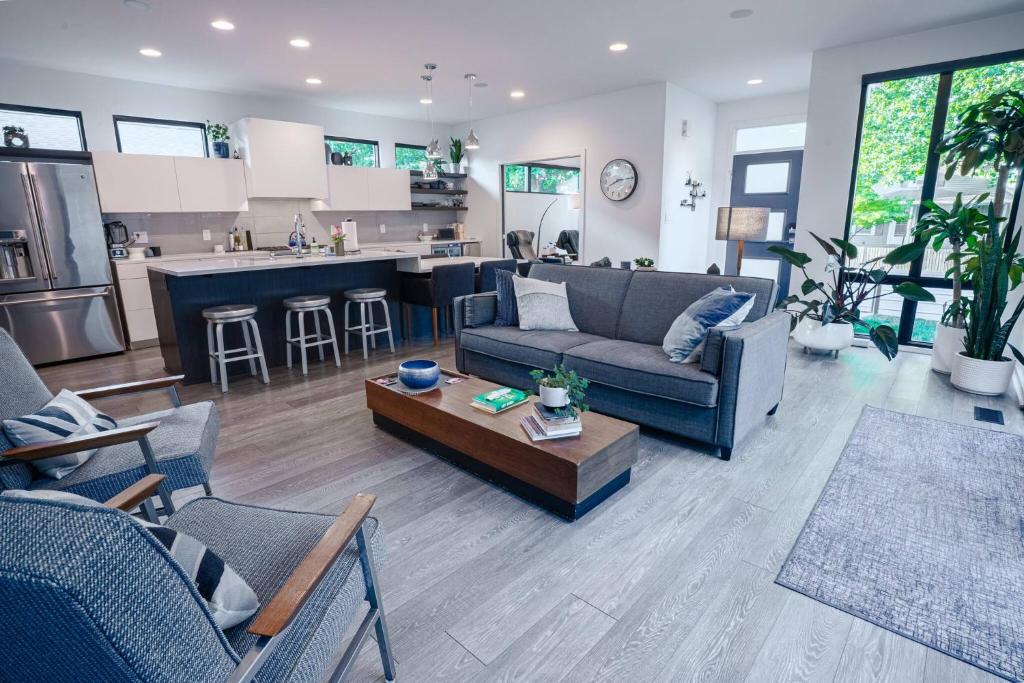 3 bed 3 bath Modern Luxury Home with Hot Tub and Rooftop Patio ...