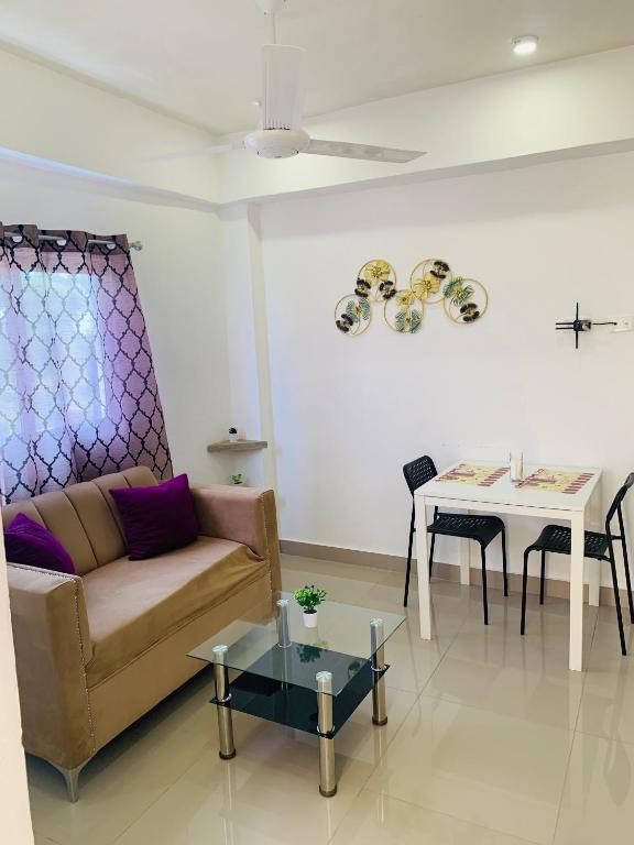 a living room with a couch and a table at Plataview Apartahotel apt 4C in Monte Plata